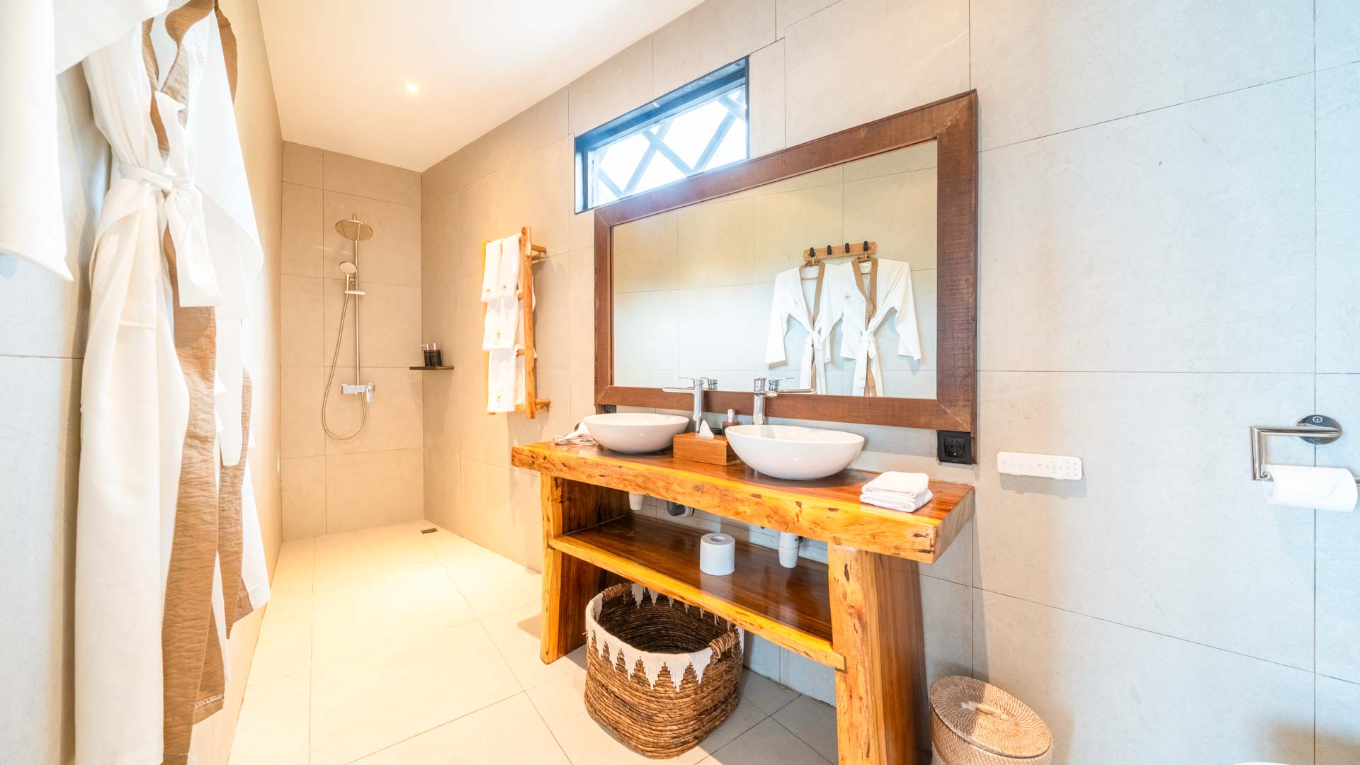 3 bedroom beachfront villa Bali, beach front villa, Beachfront Villa Nusa Lembongan, holiday rentals Nusa Lembongan, lembongan, Luxury accommodation Lembongan, nomad holiday rentals, Nomad Holiday Rentals properties, nomad_holiday_rentals, nusa lembongan, nusa lembongan beach villas, SEA FRONT villa, sea_sunbeach_villa, villa for rent nusa lembongan, Villas For Rent Lembongan, sea sunbeach villa