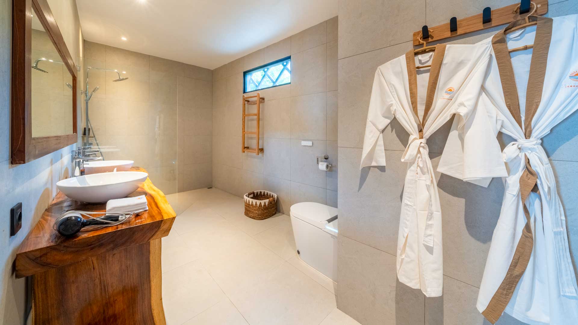 3 bedroom beachfront villa Bali, beach front villa, Beachfront Villa Nusa Lembongan, holiday rentals Nusa Lembongan, lembongan, Luxury accommodation Lembongan, nomad holiday rentals, Nomad Holiday Rentals properties, nomad_holiday_rentals, nusa lembongan, nusa lembongan beach villas, SEA FRONT villa, sea_sunbeach_villa, villa for rent nusa lembongan, Villas For Rent Lembongan, sea sunbeach villa