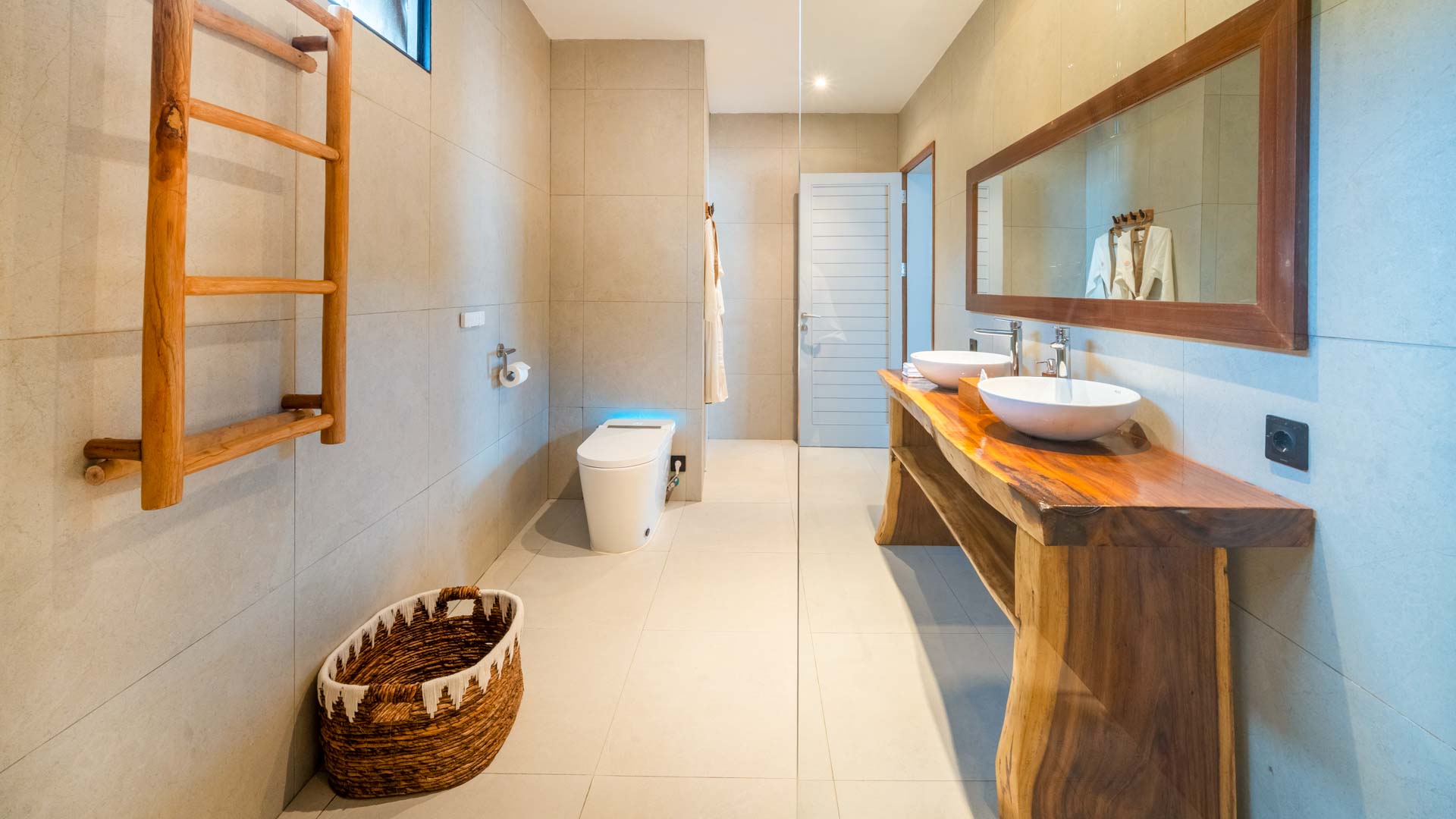 3 bedroom beachfront villa Bali, beach front villa, Beachfront Villa Nusa Lembongan, holiday rentals Nusa Lembongan, lembongan, Luxury accommodation Lembongan, nomad holiday rentals, Nomad Holiday Rentals properties, nomad_holiday_rentals, nusa lembongan, nusa lembongan beach villas, SEA FRONT villa, sea_sunbeach_villa, villa for rent nusa lembongan, Villas For Rent Lembongan, sea sunbeach villa